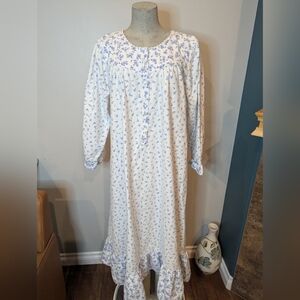 Vintage Classic flannel cotton nightgown with romantic flare Size M Oversized